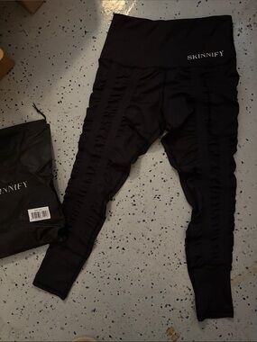 SKINNIFY Women's Black Ruched High-Waist Leggings